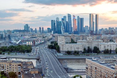 Moskova şehir manzarası modern gökdelenler ve tarihi yapılara zıt düşmekte, kentsel gelişim ve mimari çeşitlilik sergilenmekte ve bir Rus metropolünü yansıtmaktadır. 10 Temmuz 2024, Moskova, Rusya