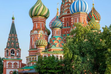 Moskova 'nın en önemli etkinliklerinden biri Saint Basil Katedrali. Benzersiz kubbeleri ve canlı renkleri onu Rusya 'nın başkentinde görülmesi gereken bir yer yapıyor.