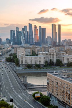 Moskova şehir manzarası modern gökdelenler ve tarihi yapılara zıt düşmekte, kentsel gelişim ve mimari çeşitlilik sergilenmekte ve bir Rus metropolünü yansıtmaktadır. 10 Temmuz 2024, Moskova, Rusya