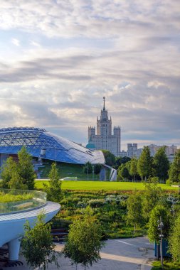 Moskova 'nın merkezinde yaz sabahı, yemyeşil ve panoramik şehir manzaralı Zaryadye Parkı. Şehir uyanmadan önce sessiz bir an.