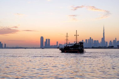Dubai Creek Limanı, BAE 'den günbatımının göz kamaştırıcı manzarası modern kentsel manzaraların ve seyahat merkezlerinin güzelliğini yakalıyor.