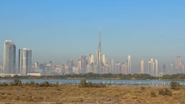 Şehir mimarisinin doğayla buluştuğu Ras Al Khor 'dan Dubai siluetinin nefes kesici görüntüsü. Dubai ikonik gökdelenleri, Dubai 'nin barışçıl sulak alanlarının aksine, Burç Halife de dahil.