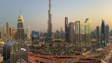 Günbatımında Dubai 'de modern şehir mimarisi. Gökdelenleri ve otoyolları olan Dubai şehir mimarisi. Dubai 'de şehir mimarisi, fütüristik bir ortamda lüks. 11 Şubat, 2025, Dubai, BAE