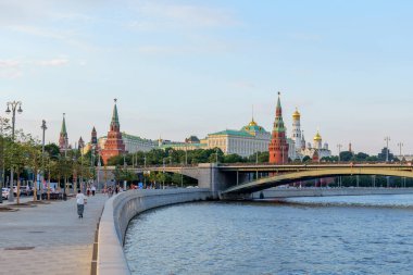 Moskova Nehri seti, Kremlin 'in açık manzaralı bir yaz günü. Nehir yolu, nehir meltemi ve sakin nehir manzarası burayı yerel halk ve turistler için popüler bir yer haline getiriyor. 9 Temmuz 2024, Moskova, Rusya