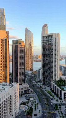 Dubai Creek Limanı şehir merkezi, meskun gökdelenleri ve limanı var, güneşli bir gün. 30 Kasım 2024, Dubai, BAE