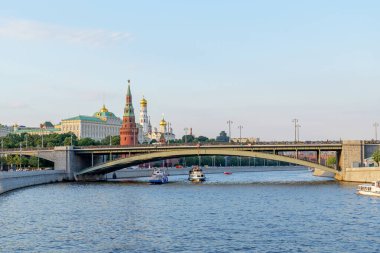 Moskova Nehri 'nin yaz manzarası, Kremlin kuleleri ve yumuşak güneş ışığı ve sakin şehir atmosferiyle şehrin güzelliğini yansıtan sessiz seddi. 10 Temmuz 2024, Moskova, Rusya 