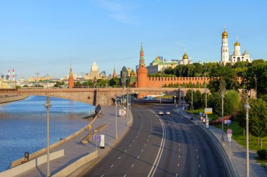 Yazın erken saatlerinde Moskova Nehri, Kremlin kuleleri ve sakin güneş ışığı ve sakin şehir atmosferiyle şehrin güzelliğini yansıtan sessiz setin manzarası. 10 Temmuz 2024, Moskova, Rusya 