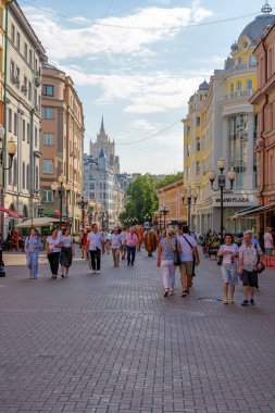 Moskova 'daki Arbat Caddesi' nde güneşli bir yaz günü. Burada yerel halk ve turistler büyük şehir yaşamını, büyük şehir ritmini ve büyük şehir eğlence ve kültürünün cazibesini yakalıyorlar. 9 Temmuz 2024, Moskova, Rusya