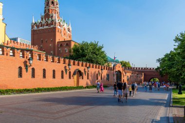 Kremlin manzarası, Moskova 'da popüler bir turizm merkezi. Tarih, siyaset ve kültürel öneme sahip bir dönüm noktası. 10 Temmuz 2024, Moskova, Rusya