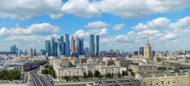 Moskova 'nın aydınlık yaz gününde gökyüzü silueti, Moskova şehri sıcak güneş ışığı altında parlıyor, Moskova silueti açık mavi gökyüzüne parlıyor, hareketli dinamik şehir manzarası. 10 Temmuz 2024, Moskova, Rusya