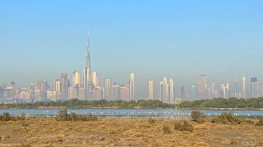 Dubai silueti Ras Al Khor flamingo rezervinin ötesine yükselir ve modernliği doğayla harmanlar. Dubai gökdelenleri, Burj Halife önderliğinde ufka hakim olurken, Dubai sulak alan habitatı huzur sağlıyor.