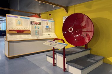 Sharjah Bilim Müzesi 'nin içinde eğitim sergileri, deneyler ve çocuklar ve yetişkinler için bilimsel sergiler var. 19 Nisan 2025, Sharjah, BAE