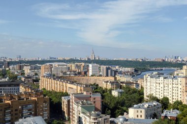 Moskova ufuk çizgisinin nefes kesen manzarası, ikonik simgeler ve mimari ile dolu gidilecek yer, Moskova şehri gezginleri canlı cazibesini keşfetmeye davet ediyor.