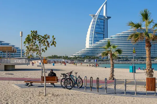 Uçurtma plajında bisiklet dostu sahil gezintisi, park edilmiş bisikletleri, yürüyüş yolları, sahil girişi. Bisiklet sürmek, gezmek ve Dubai yaşam tarzının tadını çıkarmak için mükemmel bir yer. 24 Ocak 2025 Dubai, BAE