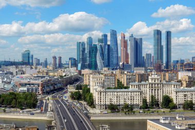 Moskova 'nın parlak yaz güneşi altında gökyüzü, Moskova' nın sıcaklıkla parlayan gökyüzü, açık mavi gökyüzünün altında parlayan gökyüzü, güneşli bir günün güzelliğini yakalıyor. 10 Temmuz 2024 Moskova, Rusya