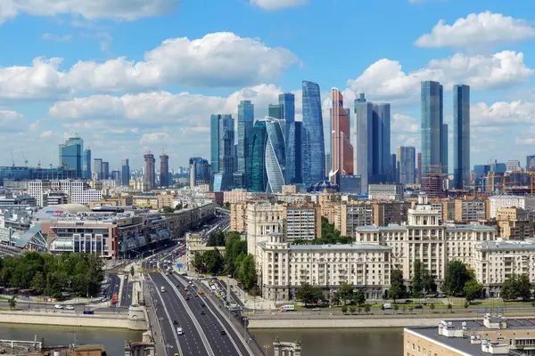 Moskova 'nın parlak yaz güneşi altında gökyüzü, Moskova' nın sıcaklıkla parlayan gökyüzü, açık mavi gökyüzünün altında parlayan gökyüzü, güneşli bir günün güzelliğini yakalıyor. 10 Temmuz 2024 Moskova, Rusya