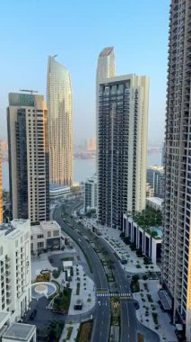 Dubai Creek Limanı şehir merkezi, meskun gökdelenleri ve limanı var, güneşli bir gün. 30 Kasım 2024, Dubai, BAE