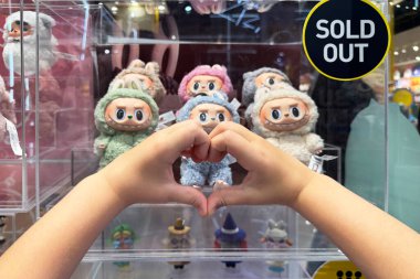 Dubai, BAE - 18 Mayıs 2025: Pop Mart 'ın The Monsters' ından Labubu pelüş oyuncakları tasarım oyuncakçısında kapalı gişe sergileniyor. Popüler koleksiyon figürleri TikTok, bobinler, şortlar ve hediye rehberlerinde görülüyor.