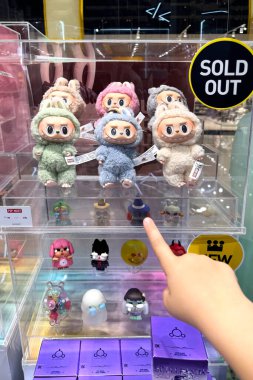 Dubai, BAE - 18 Mayıs 2025: Pop Mart 'ın The Monsters' ından Labubu pelüş oyuncakları tasarım oyuncakçısında kapalı gişe sergileniyor. Popüler koleksiyon figürleri TikTok, bobinler, şortlar ve hediye rehberlerinde görülüyor.