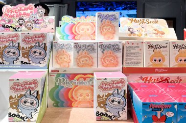 Dubai, BAE - 18 Mayıs 2025: Labubu, Exciting Macaron, Biginto Pretty, Crybaby Powerpuff Girls de dahil olmak üzere Pop Mart kör oyuncakları moda oyuncakçıda sergileniyor. TikTok ve bobinlerde görülen popüler figürler