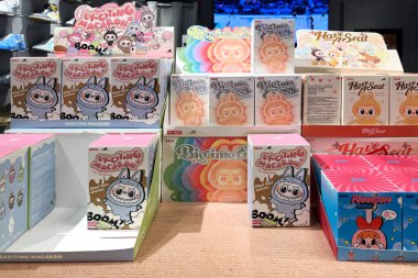 Dubai, BAE - 18 Mayıs 2025: Labubu, Heyecanlı Macaron, Biginto Pretty ve Sulugöz Powerpuff Girls gibi renkli Pop Mart kör kutu figürleri mağazada sergilendi. TikTok trendlerinden viral oyuncaklar