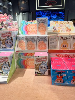 Dubai, BAE - 18 Mayıs 2025: Labubu, Heyecanlı Macaron, Biginto Pretty ve Sulugöz Powerpuff Girls gibi renkli Pop Mart kör kutu figürleri mağazada sergilendi. TikTok trendlerinden viral oyuncaklar