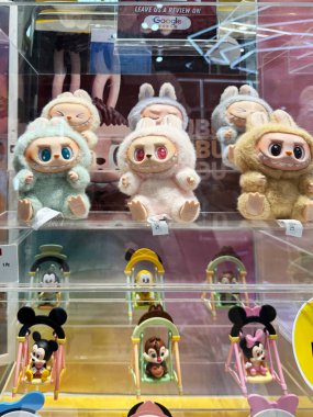 Dubai, BAE - 18 Mayıs 2025: Pop Mart 'ın The Monsters' ından Labubu pelüş oyuncakları tasarımcı oyuncakçıda sergileniyor. Popüler koleksiyon figürleri TikTok, bobinler, şortlar ve hediye rehberlerinde görülüyor.