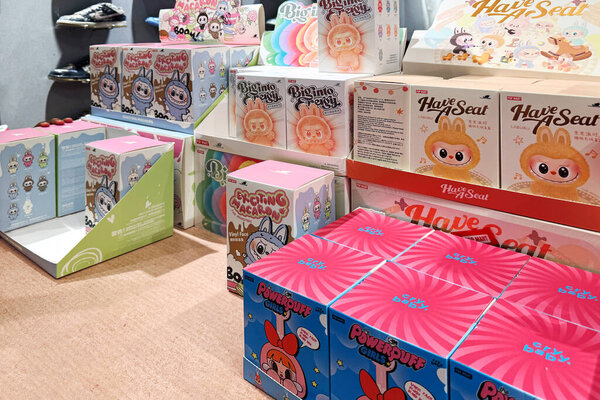 Дубай, ОАЭ - 18 мая 2025 года: Поп-Март слепых коробочных игрушек, включая Labubu, Захватывающие Макарон, Biginto Pretty, Crybaby Powerpuff Girls на дисплее в модном магазине игрушек. Популярные фигуры на TikTok и барабанах