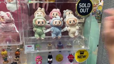 Dubai, BAE - 18 Mayıs 2025: Pop Mart 'ın The Monsters' ından Labubu pelüş oyuncakları tasarım oyuncakçısında kapalı gişe sergileniyor. Popüler koleksiyon figürleri TikTok, bobinler, şortlar ve hediye rehberlerinde görülüyor.
