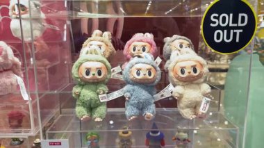 Dubai, BAE - 18 Mayıs 2025: Pop Mart 'ın The Monsters' ından Labubu pelüş oyuncakları tasarım oyuncakçısında kapalı gişe sergileniyor. Popüler koleksiyon figürleri TikTok, bobinler, şortlar ve hediye rehberlerinde görülüyor.