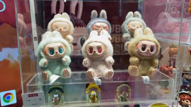 Dubai, BAE - 18 Mayıs 2025: Pop Mart 'ın The Monsters' ından Labubu pelüş oyuncakları tasarımcı oyuncakçıda sergileniyor. Popüler koleksiyon figürleri TikTok, bobinler, şortlar ve hediye rehberlerinde görülüyor.