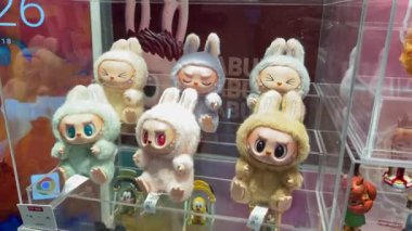 Dubai, BAE - 18 Mayıs 2025: Pop Mart 'ın The Monsters' ından Labubu pelüş oyuncakları tasarımcı oyuncakçıda sergileniyor. Popüler koleksiyon figürleri TikTok, bobinler, şortlar ve hediye rehberlerinde görülüyor.