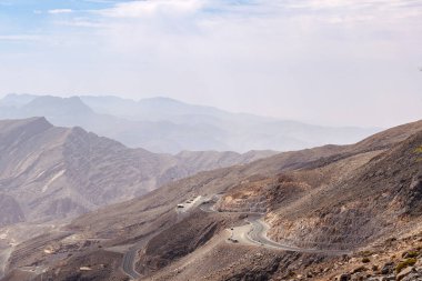 En çok ziyaret edilen nokta Jebel Jais manzaralı dağ manzarası Ras Al Khaimah, BAE. Nefes kesen kayalık tepeler, dolambaçlı yollar ve yürüyüş, kamp ve halatla kayma maceraları için popüler turizm merkezleri.