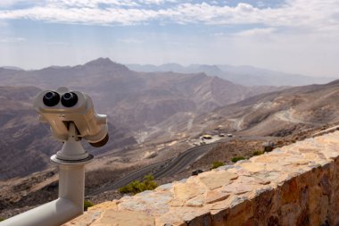 En çok ziyaret edilen nokta Jebel Jais manzaralı dağ manzarası Ras Al Khaimah, BAE. Nefes kesen kayalık tepeler, dolambaçlı yollar ve yürüyüş, kamp ve halatla kayma maceraları için popüler turizm merkezleri.