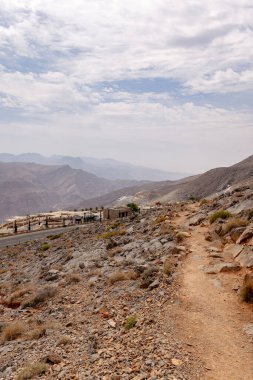 En çok ziyaret edilen nokta Jebel Jais manzaralı dağ manzarası Ras Al Khaimah, BAE. Nefes kesen kayalık tepeler, dolambaçlı yollar ve yürüyüş, kamp ve halatla kayma maceraları için popüler turizm merkezleri.