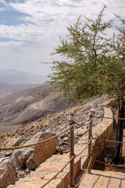 En çok ziyaret edilen nokta Jebel Jais manzaralı dağ manzarası Ras Al Khaimah, BAE. Nefes kesen kayalık tepeler, dolambaçlı yollar ve yürüyüş, kamp ve halatla kayma maceraları için popüler turizm merkezleri.