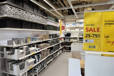 Dubai, BAE, 26 Nisan 2025: mağazada asılı parlak sarı IKEA satış afişleri büyük indirimler ve mevsimsel temizlikler. Kalın tabela, alışveriş yapanların ev ihtiyaçlarını karşılamak için avlanmalarına dikkat çekiyor.