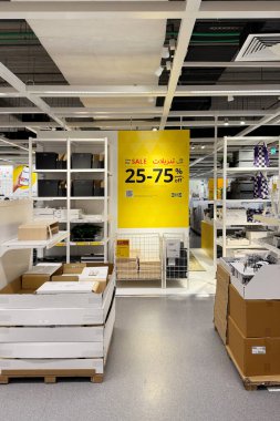 Dubai, BAE, 26 Nisan 2025: mağazada asılı parlak sarı IKEA satış afişleri büyük indirimler ve mevsimsel temizlikler. Kalın tabela, alışveriş yapanların ev ihtiyaçlarını karşılamak için avlanmalarına dikkat çekiyor.