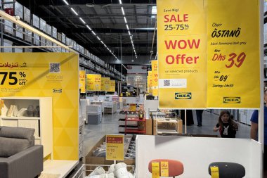 Dubai, BAE, 26 Nisan 2025: mağazada asılı parlak sarı IKEA satış afişleri büyük indirimler ve mevsimsel temizlikler. Kalın tabela, alışveriş yapanların ev ihtiyaçlarını karşılamak için avlanmalarına dikkat çekiyor.