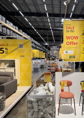 Dubai, BAE, 26 Nisan 2025: mağazada asılı parlak sarı IKEA satış afişleri büyük indirimler ve mevsimsel temizlikler. Kalın tabela, alışveriş yapanların ev ihtiyaçlarını karşılamak için avlanmalarına dikkat çekiyor.