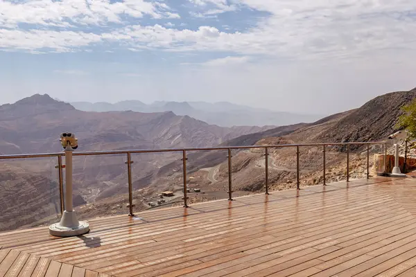 En çok ziyaret edilen nokta Jebel Jais manzaralı dağ manzarası Ras Al Khaimah, BAE. Nefes kesen kayalık tepeler, dolambaçlı yollar ve yürüyüş, kamp ve halatla kayma maceraları için popüler turizm merkezleri.