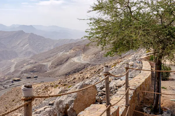 En çok ziyaret edilen nokta Jebel Jais manzaralı dağ manzarası Ras Al Khaimah, BAE. Nefes kesen kayalık tepeler, dolambaçlı yollar ve yürüyüş, kamp ve halatla kayma maceraları için popüler turizm merkezleri.