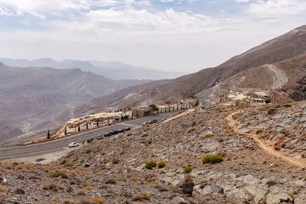 En çok ziyaret edilen nokta Jebel Jais manzaralı dağ manzarası Ras Al Khaimah, BAE. Nefes kesen kayalık tepeler, dolambaçlı yollar ve yürüyüş, kamp ve halatla kayma maceraları için popüler turizm merkezleri.