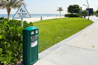 Dubai Adaları 'nda köpek dostu plaj temiz yeşil çimenler, evcil hayvan atık istasyonu ve modern altyapısı ile. Evcil hayvan ve sahibinin deniz kenarında dinlenmesi için huzurlu bir yer.