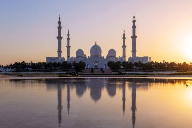 Abu Dabi 'nin en gözde turistik merkezi Şeyh Zayed Büyük Camii. BAE başkentinde kültür, güzellik ve ikonik fotoğraf anları arayan ziyaretçiler için bir hedef görmelisiniz.