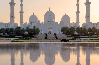 Abu Dabi 'nin en gözde turistik merkezi Şeyh Zayed Büyük Camii. BAE başkentinde kültür, güzellik ve ikonik fotoğraf anları arayan ziyaretçiler için bir hedef görmelisiniz.