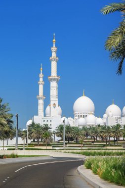Abu Dabi 'deki Şeyh Zayed Büyük Camii. Kutsal ibadethane ve huzur, inanç, gelenek ve birliğin İslam 'ın en önemli simgelerinden birinde bir araya geldiği yer.