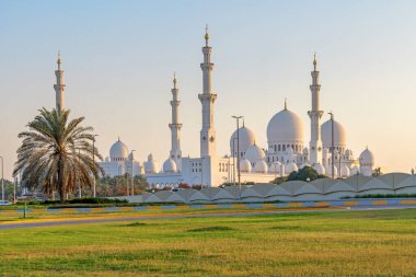 Abu Dabi 'nin en gözde turistik merkezi Şeyh Zayed Büyük Camii. BAE başkentinde kültür, güzellik ve ikonik fotoğraf anları arayan ziyaretçiler için bir hedef görmelisiniz.
