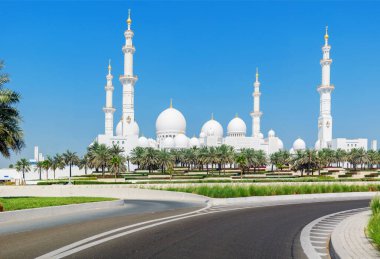 Abu Dabi 'deki Şeyh Zayed Büyük Camii. Kutsal ibadethane ve huzur, inanç, gelenek ve birliğin İslam 'ın en önemli simgelerinden birinde bir araya geldiği yer.
