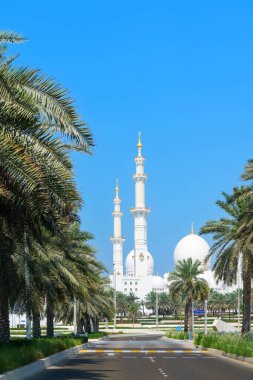 Abu Dabi 'nin en gözde turistik merkezi Şeyh Zayed Büyük Camii. BAE başkentinde kültür, güzellik ve ikonik fotoğraf anları arayan ziyaretçiler için bir hedef görmelisiniz.